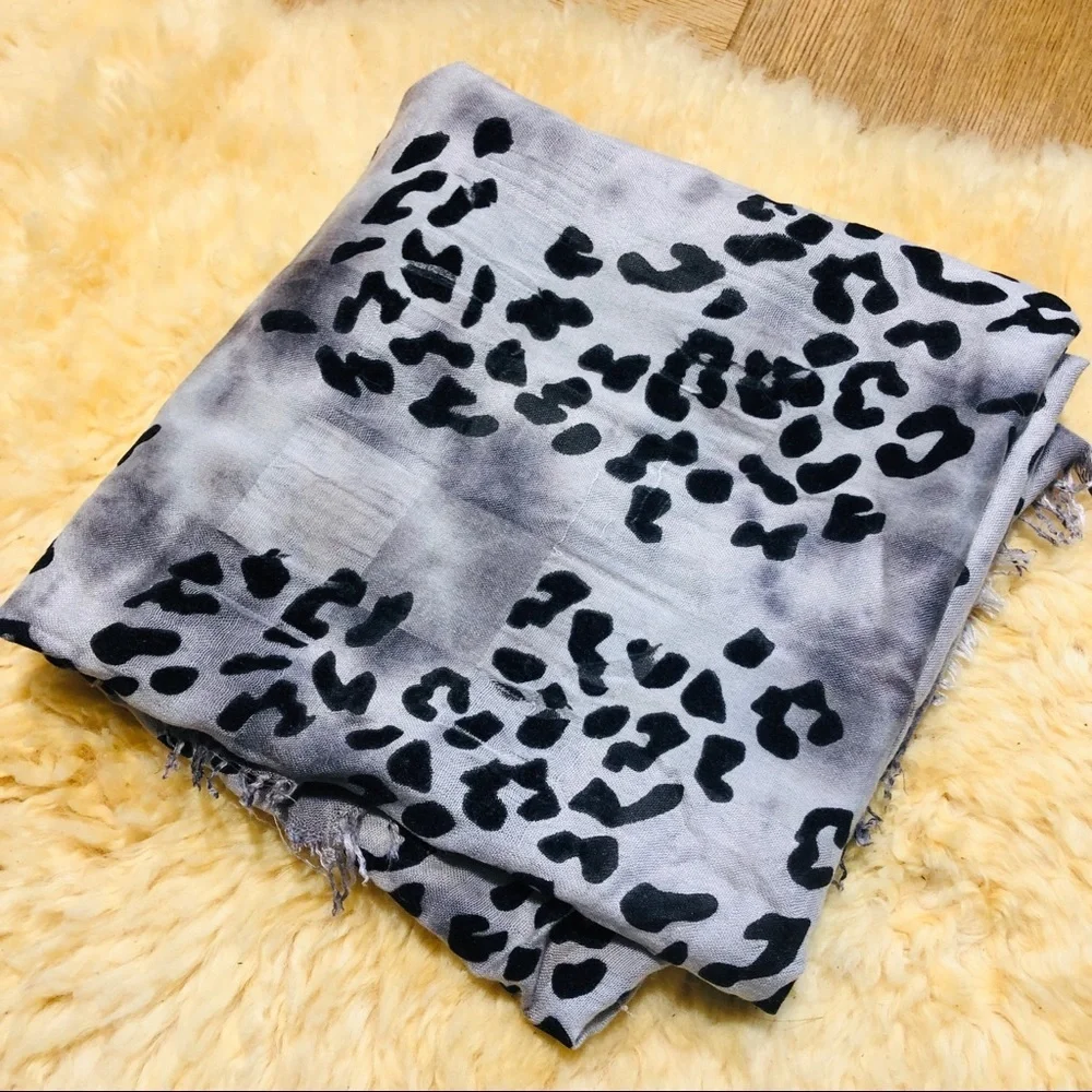 Grey Leopard Print Fashion Scarf